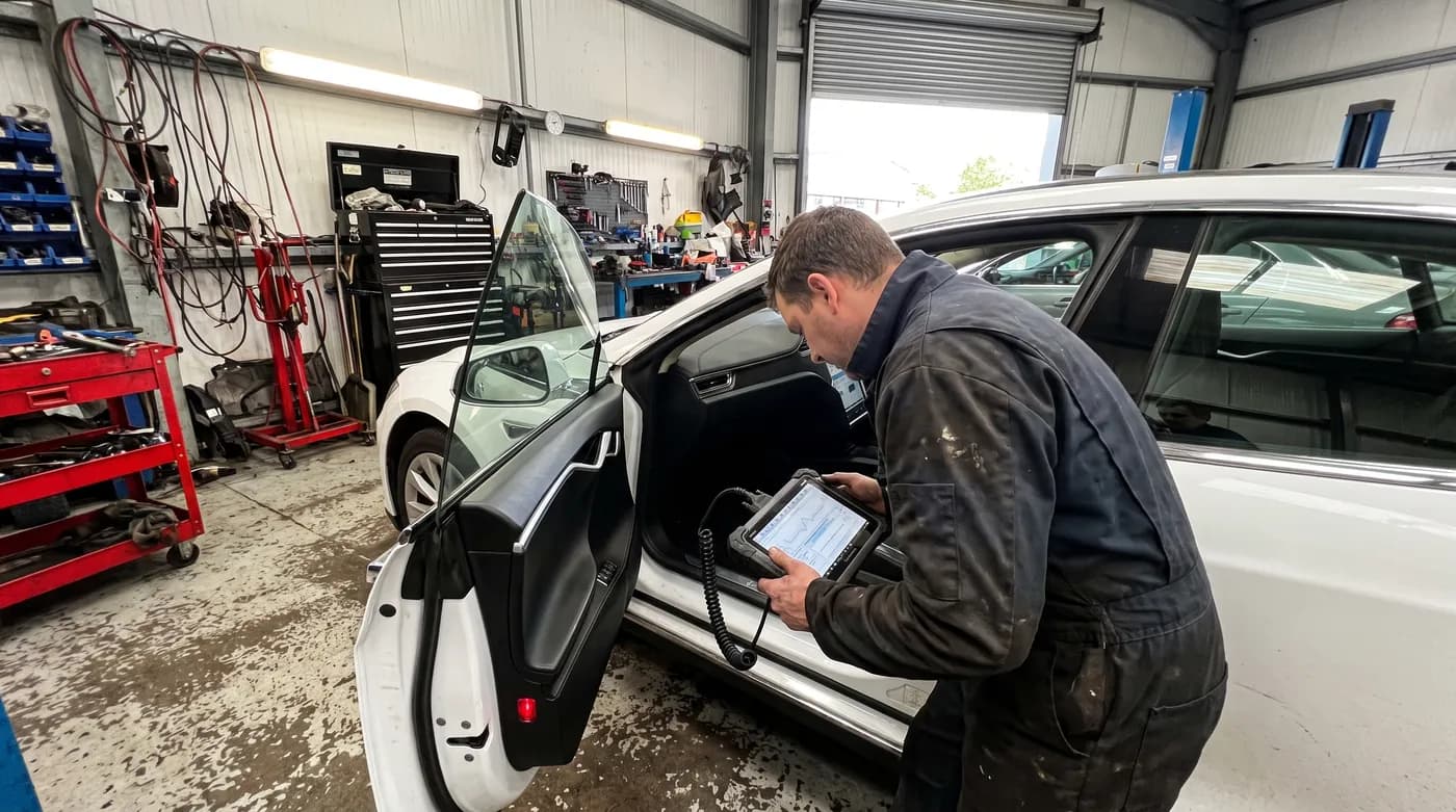 Auslesen der Batteriedaten mit einem Diagnosegerät in der Werkstatt